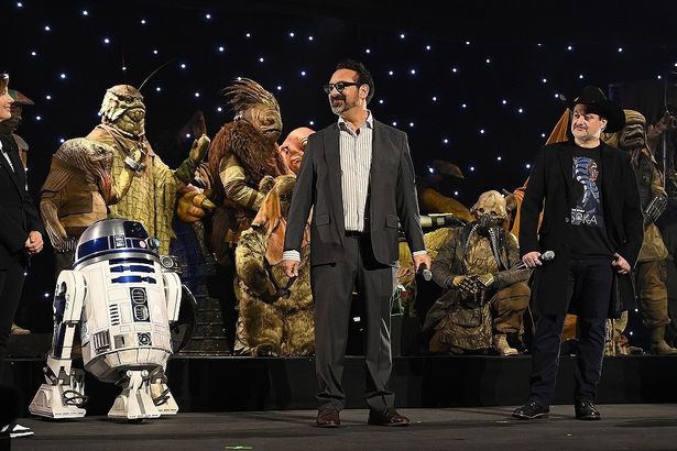 R2-D2とジェームズ・マンゴールド監督、製作総指揮のデイブ・フィローニ