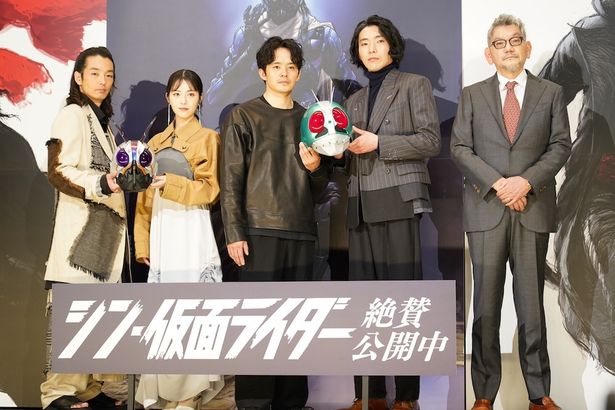 『シン・仮面ライダー』(公開中)の大ヒット御礼舞台挨拶に池松壮亮、浜辺美波、柄本佑、森山未來、庵野秀明監督が登壇！