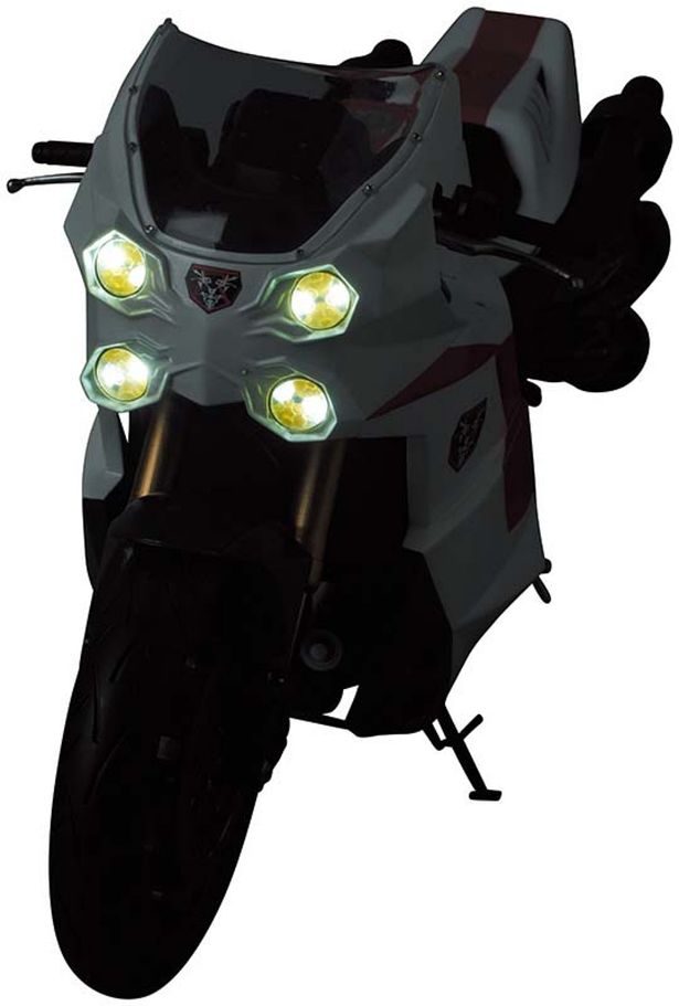 ヘッドライトにはLEDによる発光ギミックを搭載(「リアルアクションヒーローズ No.790 RAHサイクロン号(シン・仮面ライダー)」)