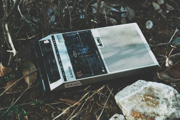 【写真を見る】「SANA」と書かれた古びたカセットテープレコーダー