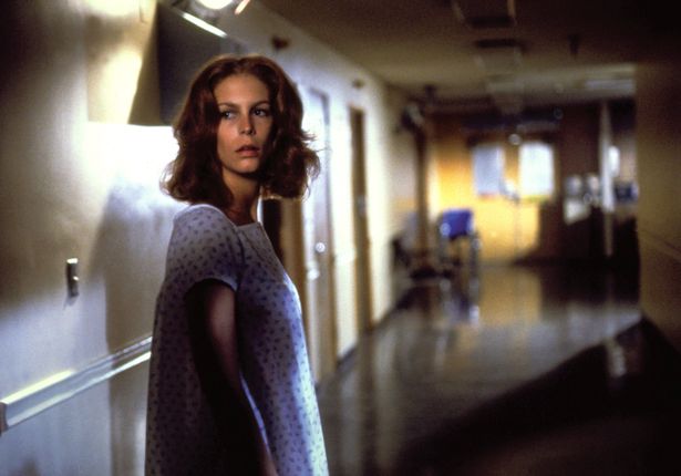 『ハロウィンII』では、ケガをし病院に運ばれたローリーを追いかけマイケルが病院に姿を現す
