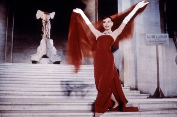 『パリの恋人』でルーブル美術館にある「サモトラケのニケ」の前を赤いドレスで歩くオードリー・ヘプバーン