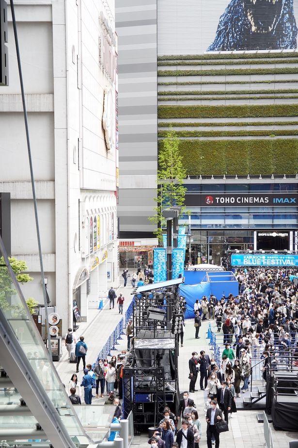 【写真を見る】「東急歌舞伎町タワー」がオープン！施設前には長蛇の行列ができた
