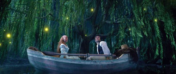 実写版で楽曲「キス・ザ・ガール」が流れるアリエルとエリック王子がボートに乗っているシーン