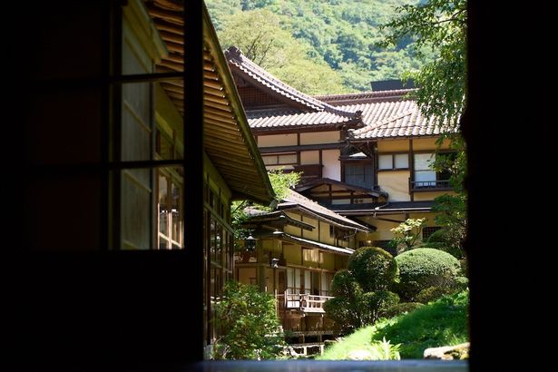 若き露伴が夏休みを過ごす屋敷は、会津若松にある旅館「向瀧」で撮影された