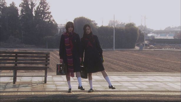 【写真を見る】17歳の鈴木杏と19歳の蒼井優が共演！公開から約20年経っても色褪せない青春映画の傑作『花とアリス』
