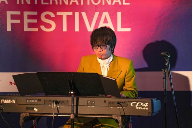 作曲家の菅野祐悟がサプライズで生演奏を披露