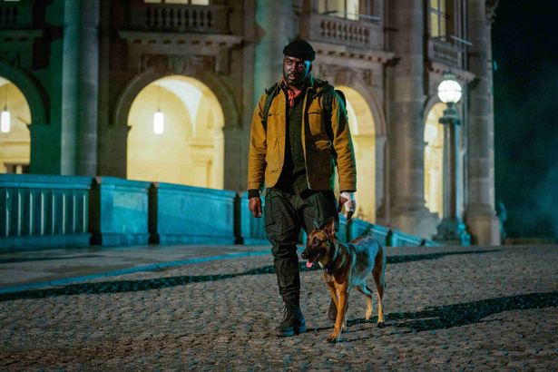 【写真を見る】新キャラ、トラッカーとその右腕の愛犬がベルリンを歩くワンシーンを切り取った場面写真も到着