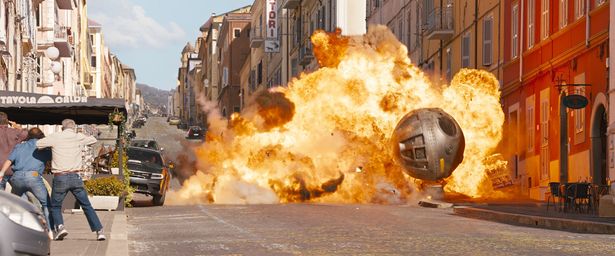【写真を見る】麗しのローマが大爆発!?更新され続けるシリーズ最大級のアクションをIMAXの大画面で観よう
