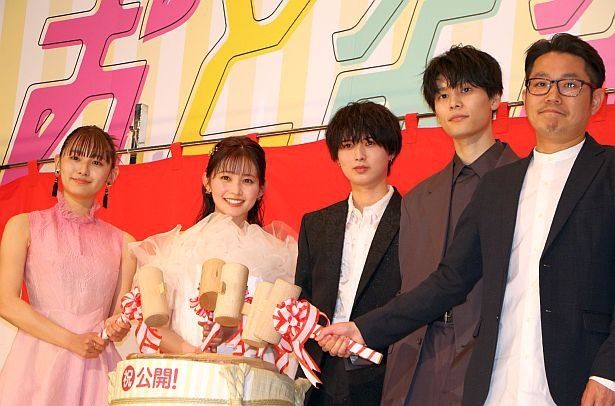 浅川梨奈、久間田琳加、井上瑞稀、萩原利久、高橋洋人監督が登壇(写真左から)