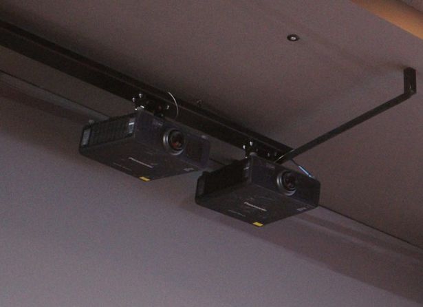 両サイドの映像は天井に設置された左右4つのプロジェクターから投影される