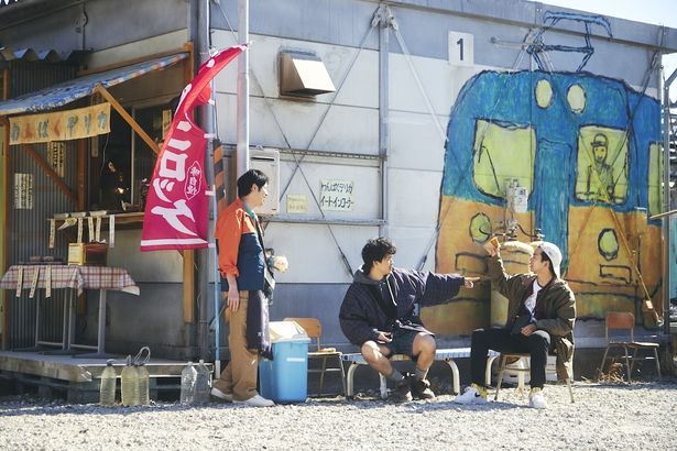【写真を見る】『季節のない街』で初共演となる池松壮亮と仲野太賀、渡辺大知の3人