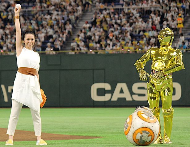 【写真を見る】レイ役声優・永宝千晶、右手を高く掲げてフォース注入！BB-8とC-3POが見守った