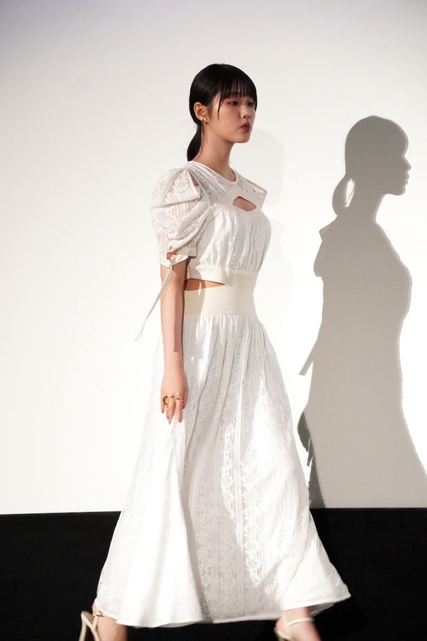 【写真を見る】原菜乃華、ウエストにカッティングデザインがポイントの純白ドレスで登場！