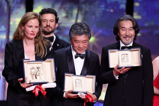 授賞式では、『PERFECT DAYS』で主演男優賞を受賞した役所広司と共に壇上に並んだ是枝裕和監督
