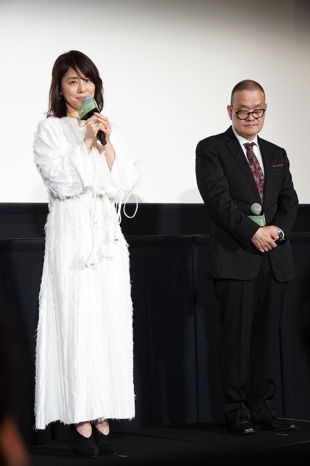 【写真を見る】石田ゆり子、純白の衣装で登場