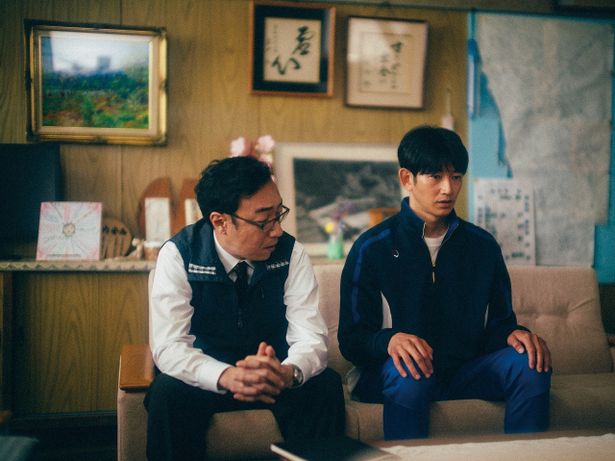 『怪物』で永山瑛太演じる担任教師が生徒に暴力をふるったと言われ、生徒の母親に謝罪をすることに