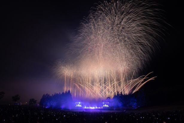 花火は音楽とシンクロするように、打ち上げのタイミングや滞空時間が計算されている