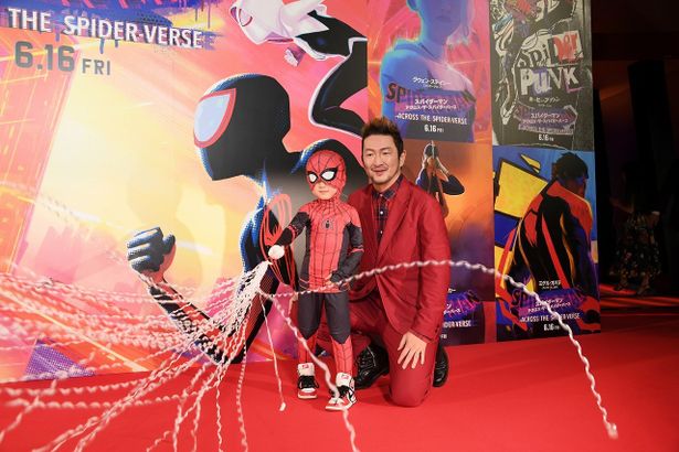 『スパイダーマン：アクロス・ザ・スパイダーバース』日本最速試写会に登場した中村獅童の息子、小川陽喜がスパイダーマンのパフォーマンスを披露 