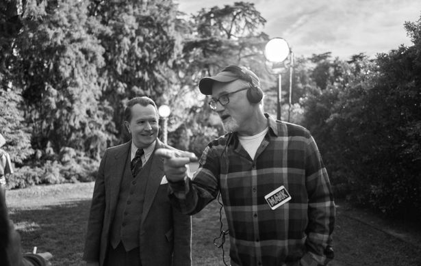『Mank/マンク』撮影中にゲイリー・オールドマンと談笑するデヴィッド・フィンチャー