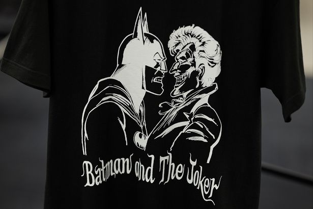 バットマンとジョーカーがにらみ合う！