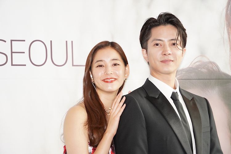山下智久、新木優子と『SEE HEAR LOVE』のポスター再現！“ファンサ”たっぷりな韓国記者会見を現地レポート