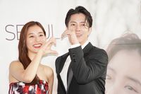 山下智久、新木優子と『SEE HEAR LOVE』のポスター再現