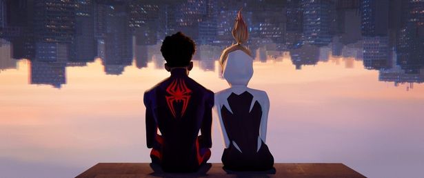 スパイダーマンを継承した高校生のモラレスは、前作でともに戦ったグウェン・ステイシー(声：ヘイリー・スタインフェルド)と再会する