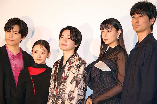 水石亜飛夢、生駒里奈、西畑大吾(なにわ男子)、山本美月、平岡祐太らが登壇(左から)