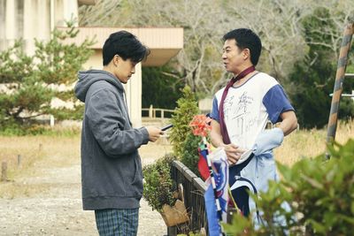 主人公の新助(池松壮亮)とタツヤ(仲野太賀)の共演シーン