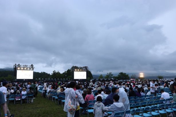 LEDスクリーンが設置された広々とした会場