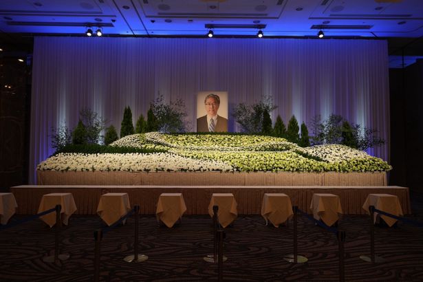 祭壇は故人の趣味であるゴルフのコースをイメージし、白とグリーンの花が配置された