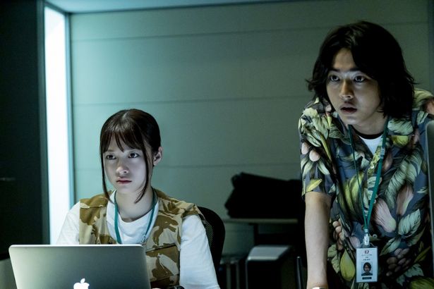 橋本は映像ディレクターの倉沢比呂子に、重岡は比呂子の元同僚である伊原直人に扮する