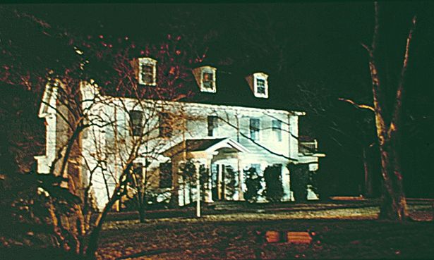 1974年に起きた怪奇実話「アミティヴィルの恐怖」を映画化した『悪魔の棲む家』
