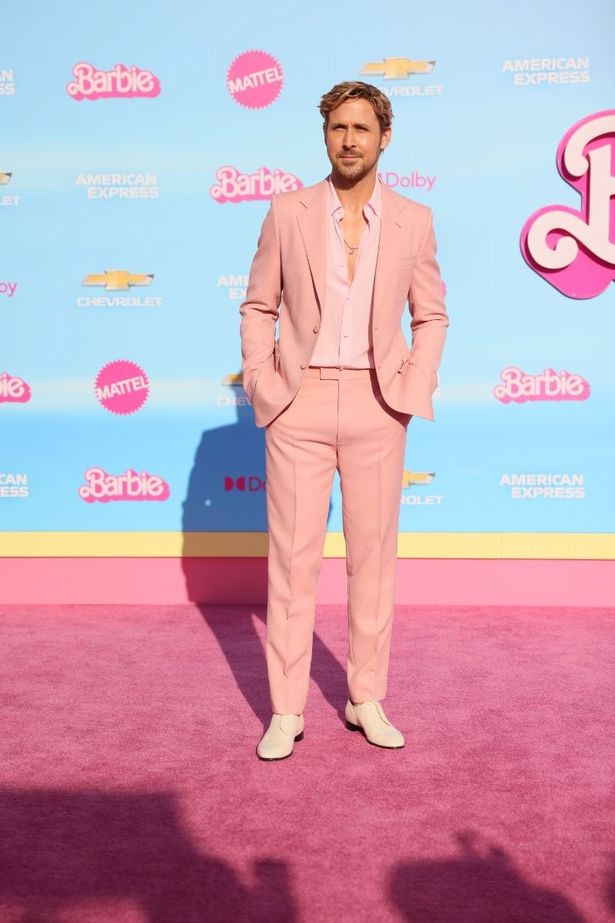 ケン役のライアン・ゴズリングは、淡いピンクのスーツ