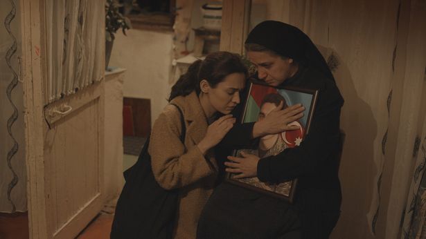 第二次ナゴルノ・カラバフ紛争で実際に多くの母が息子を亡くしているアゼルバイジャンの現状とも重なる(『バーヌ』)