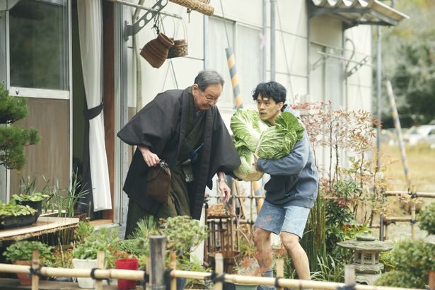 宮藤官九郎が監督を務める「季節のない街」の場面写真