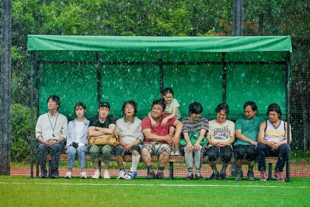 様々な理由からホームレスとならざるを得なかった人々がサッカー韓国代表チームになる