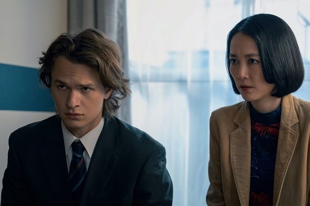 菊地凛子がジェイクの先輩で、秘密を抱えながら男社会を渡り歩く女性記者を演じる(「TOKYO VICE」)