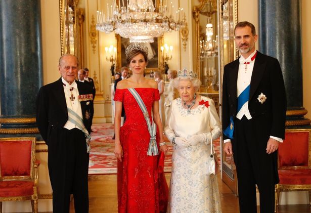 深紅のドレスと義母から受け継いだティアラで登場！レティシア王妃が英国で晩餐会に出席