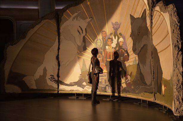 共に戦ったゴーストの仲間たちが描かれた壁画を眺めるサビーヌ(「スター・ウォーズ：アソーカ」)