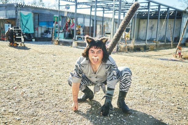 【写真を見る】インパクト強すぎ…池松壮亮演じる半助の飼い猫を演じた皆川猿時