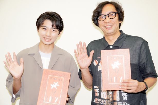 仙台キャンペーンに密着！出来立てホヤホヤの本作のパンフレットを手に、行定監督と羽村が笑顔