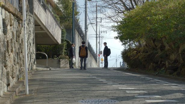 「道」と人生の選択にまつわるミニマルな映像作品。鈴木凜太郎監督の『こころざしと東京の街』