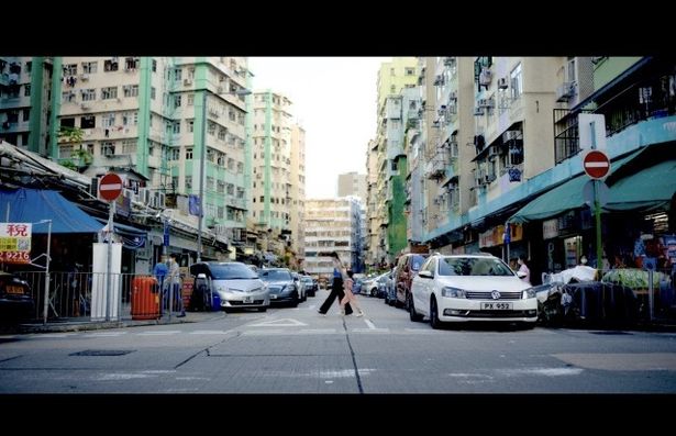 【写真を見る】香港の街並みを美しく描きだす