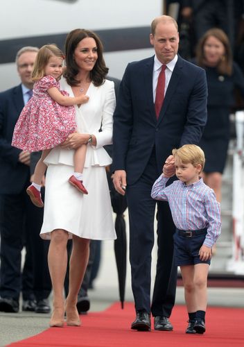 ジョージ王子とシャーロット王女、ワルシャワ空港に到着！