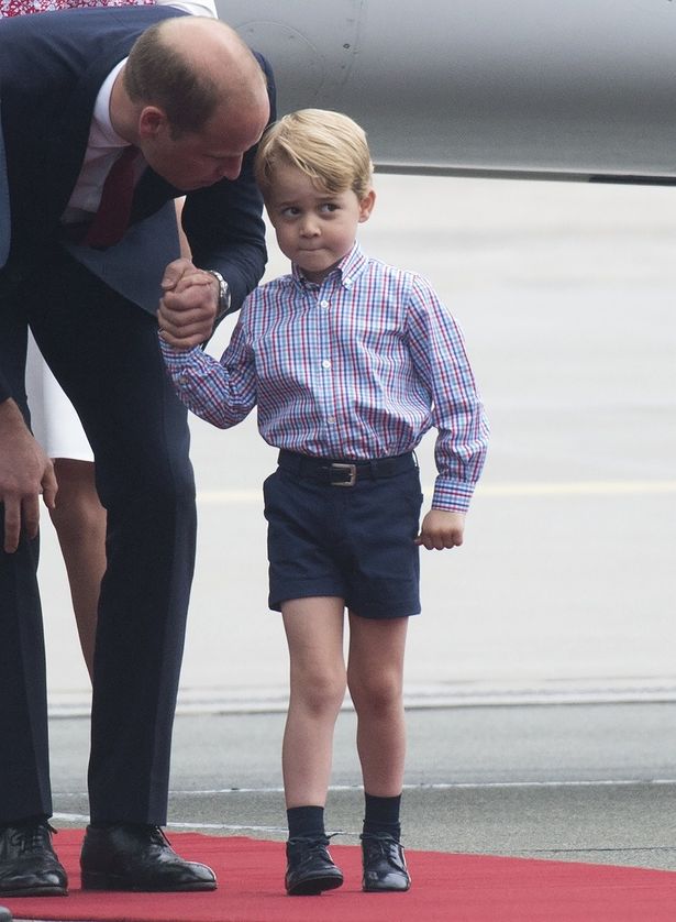 【写真を見る】緊張気味!?ジョージ王子、クラシックな王室ファッションで登場！