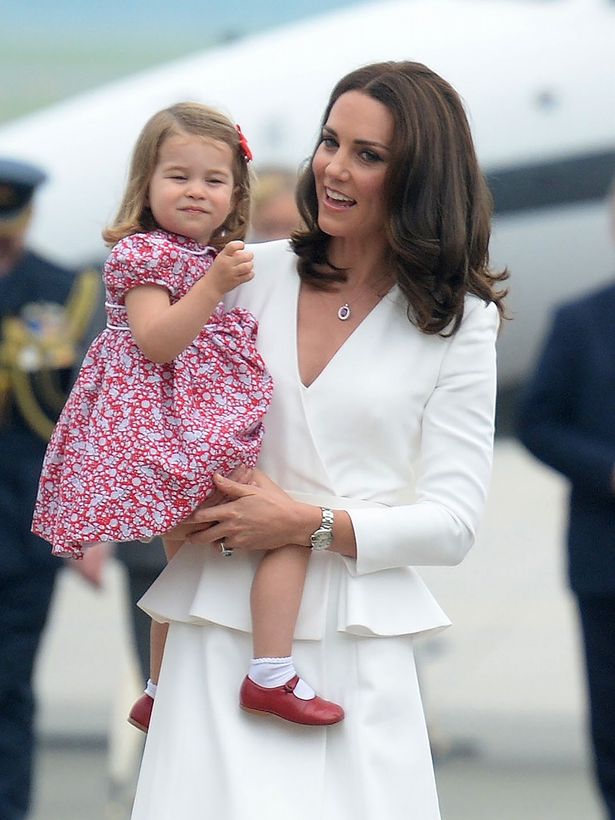 キャサリン妃に抱かれ、シャーロット王女がワルシャワ空港に到着