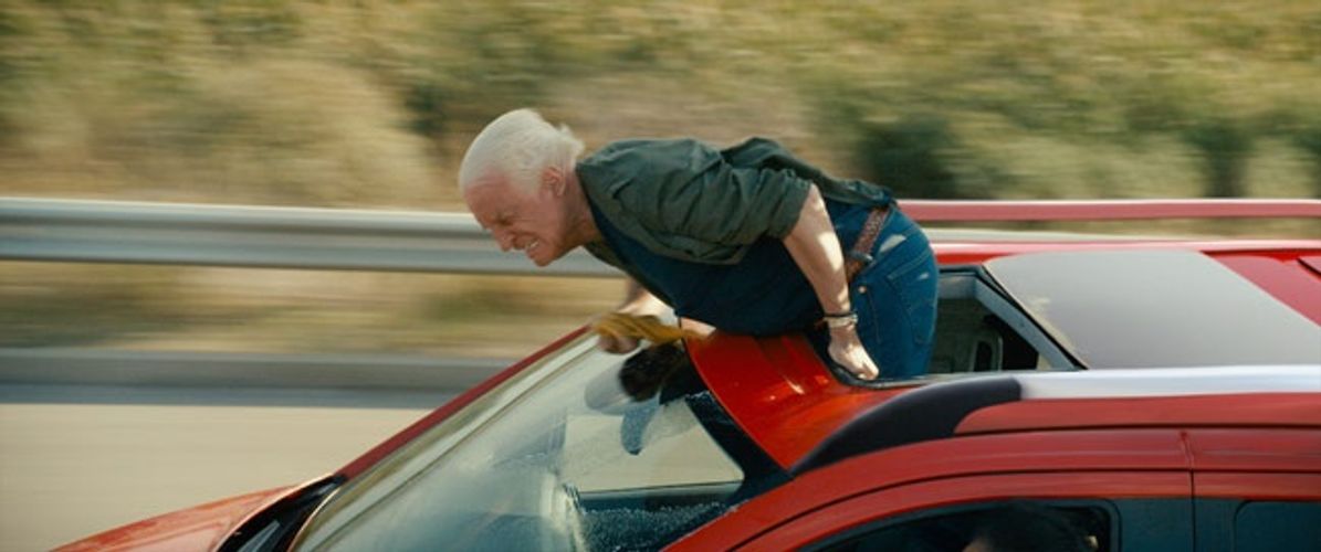 71歳のおじいちゃん、時速130kmで走る車から身を乗り出し危険な窓ふきに挑戦！