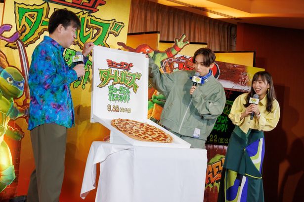 【写真を見る】佐藤二朗、宮世琉弥、齊藤京子、10万円のピザにびっくり！